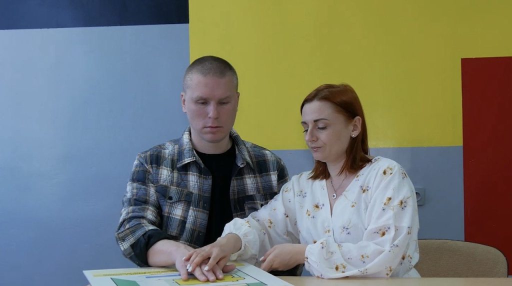 «Це був шлях до незалежності»: як незрячий ветеран з Вінниці звикає до нового життя та допомагає іншим 3 Ветеран вивчає шрифт Брайля