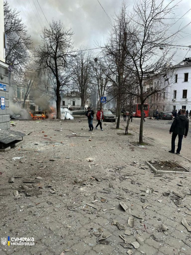 З’явилися фото наслідків ракетного удару по Сумах