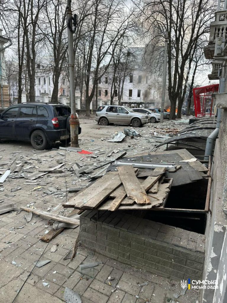 З'явилися фото наслідків ракетного удару по Сумах 4 Уламки на вулиці Сум.