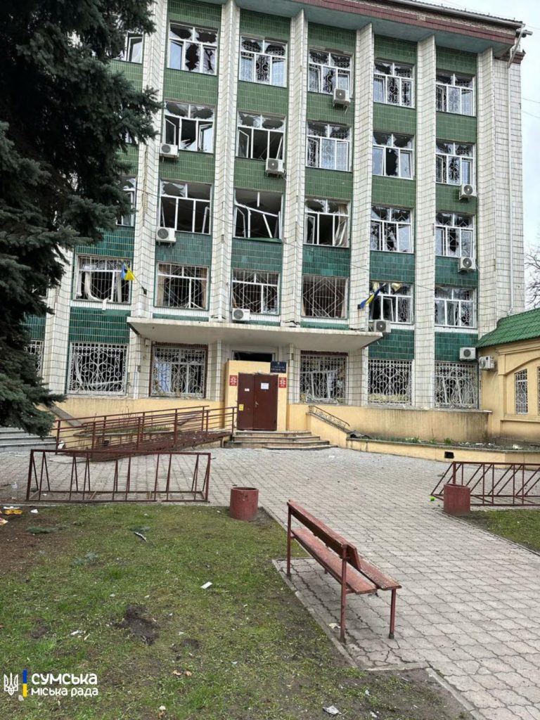 З'явилися фото наслідків ракетного удару по Сумах 3 Суми вибиті вікна 13 квітня 2025