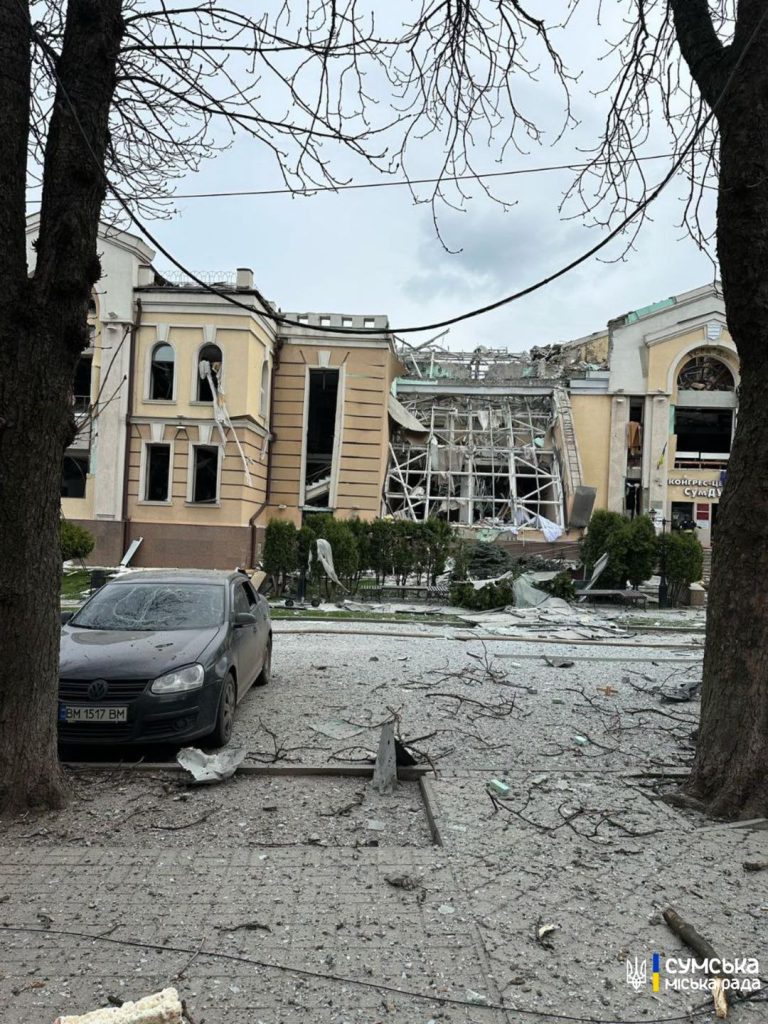 З'явилися фото наслідків ракетного удару по Сумах 2 Зруйнована частина СумДУ