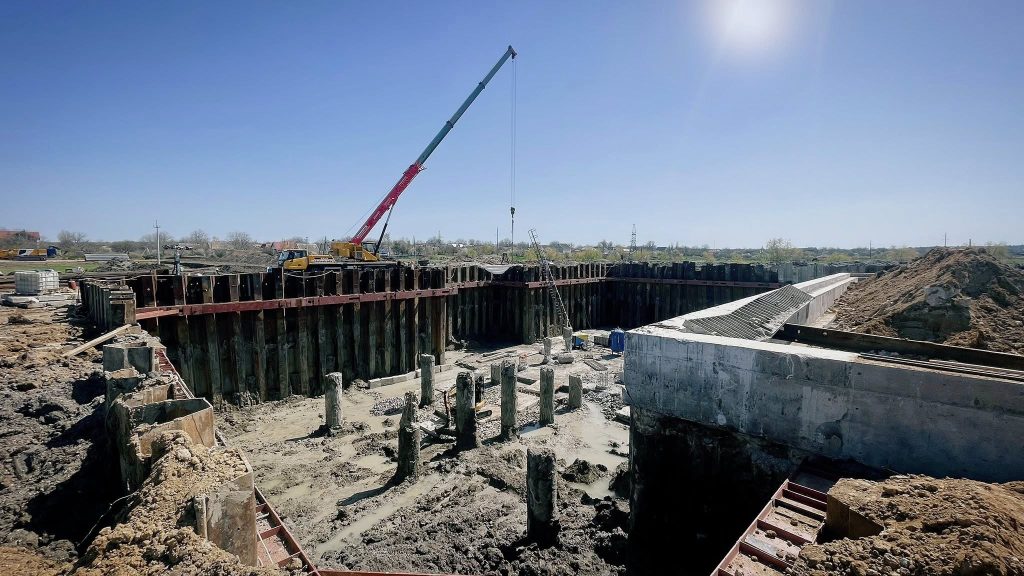 В Агентстві відновлення показали, як будують водогін для Миколаєва (фото) 4 Будівельні палі, водогін Миколаїв