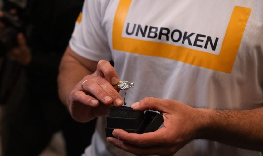 Зроблена із сенсом: UNBROKEN та Kochut створили прикрасу на підтримку воїнів