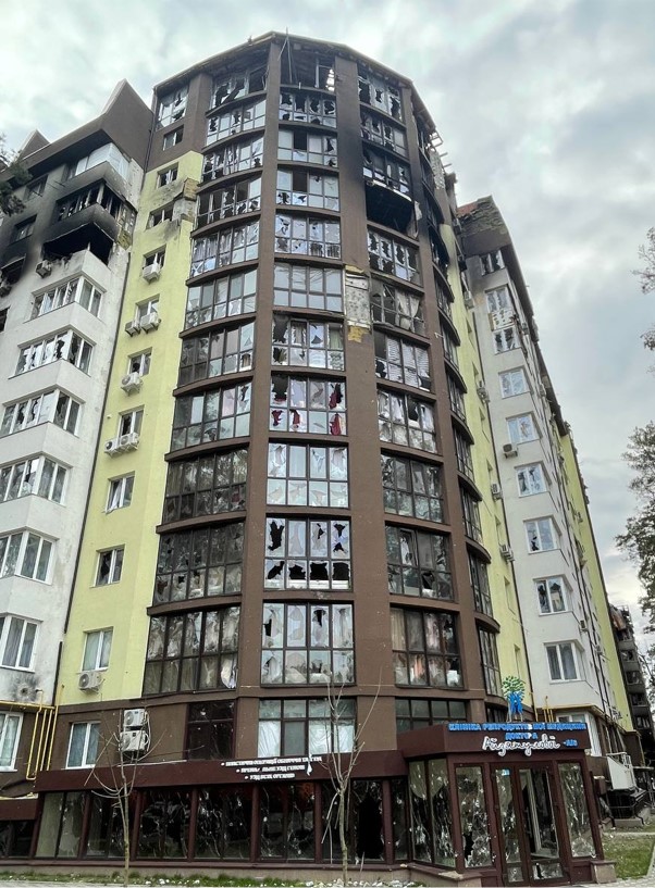 На Київщині відновили один із будинків комплексу «Ірпінські Липки» 9 Вибиті вікна