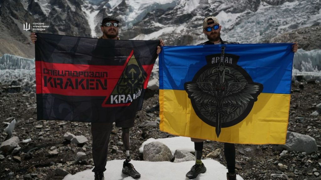 Ветерани ГУР на протезах піднялися до базового табору гори Еверест 2 Іван Тарн та Олександр Дашко