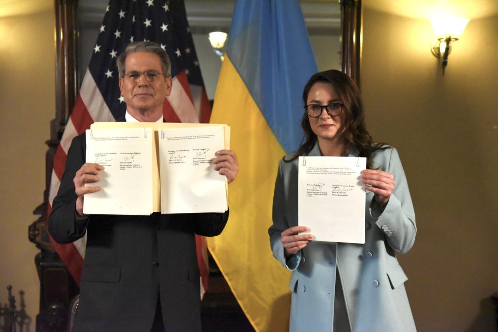 Україна та США підписали угоду про корисні копалини