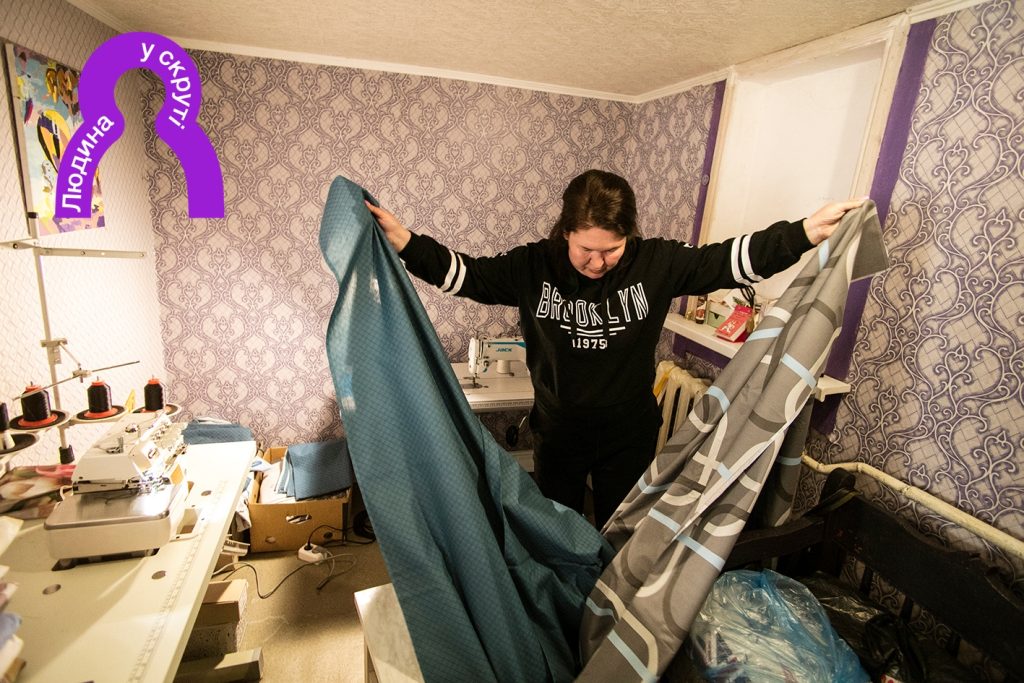 «Хотілося спокою, не важливо де»: історія переселенки з Херсонщини, яка розпочала власну справу 3 Жінка оглядає тканину для постільної білизни