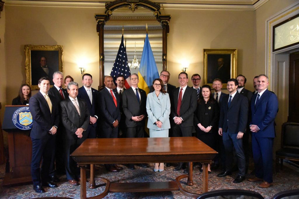 Україна та США підписали угоду про корисні копалини 2 Представники України та США
