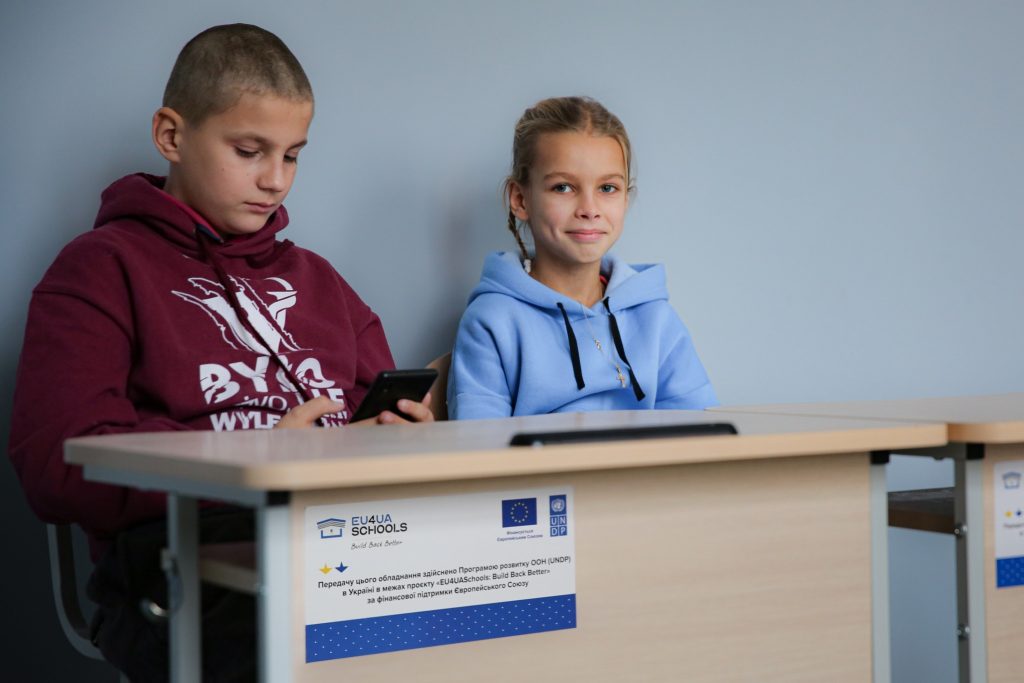 В Україні завершили проєкт з відновлення 66 шкіл: що зробили 3 Учні