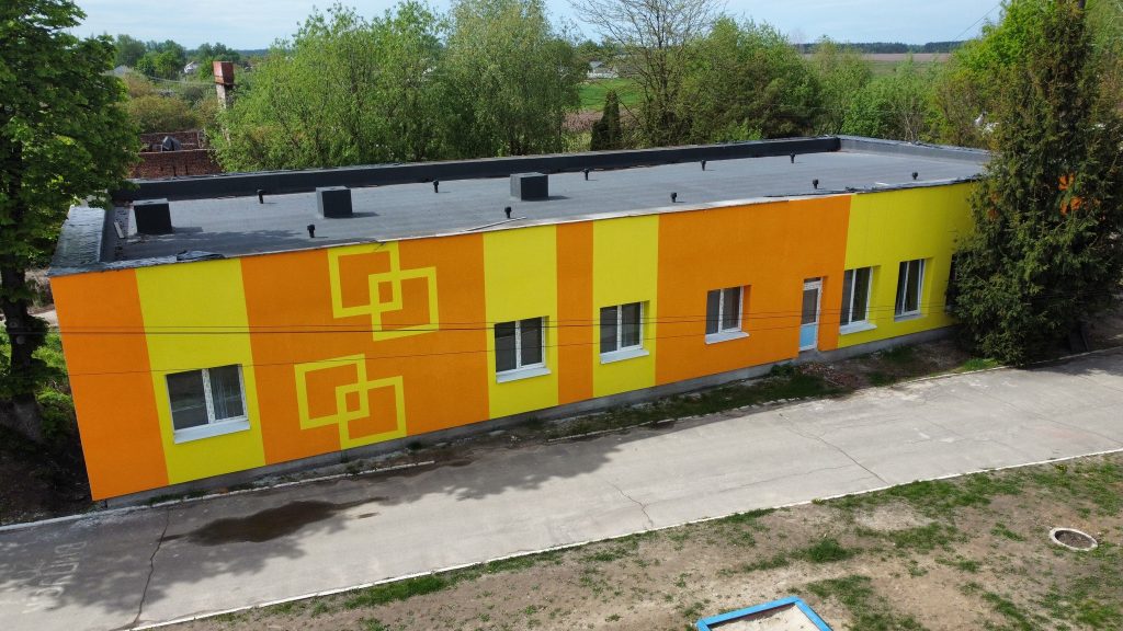 На Чернігівщині відновили відбудову їдальні Іванівського ліцею: дату завершення робіт переносять уже втретє 2 Відновлений фасад їдальні
