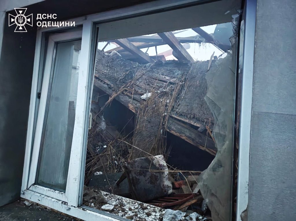 Росіяни завдали удару по Білгород-Дністровському на Одещині (ФОТО) 2 Понівечене вікно та зруйнований дах будинку