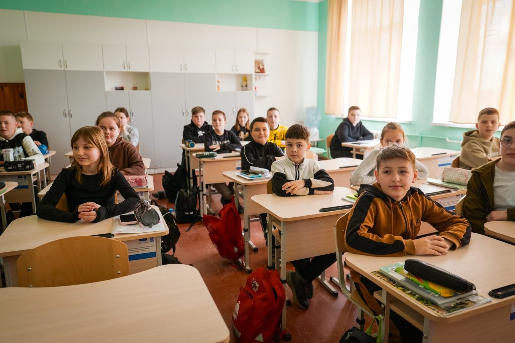 В Україні завершили проєкт з відновлення 66 шкіл: що зробили 2 Учні