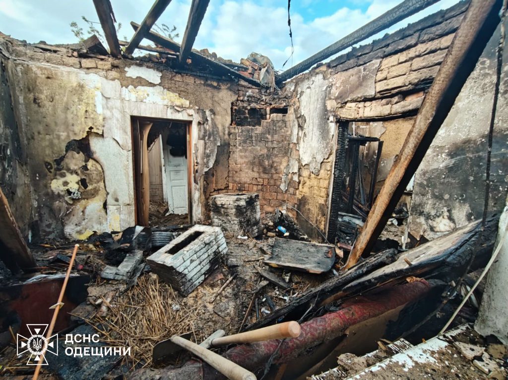 Росіяни завдали удару по Білгород-Дністровському на Одещині (ФОТО) 5 Будівля після пожежі, яку спричинив російський обстріл