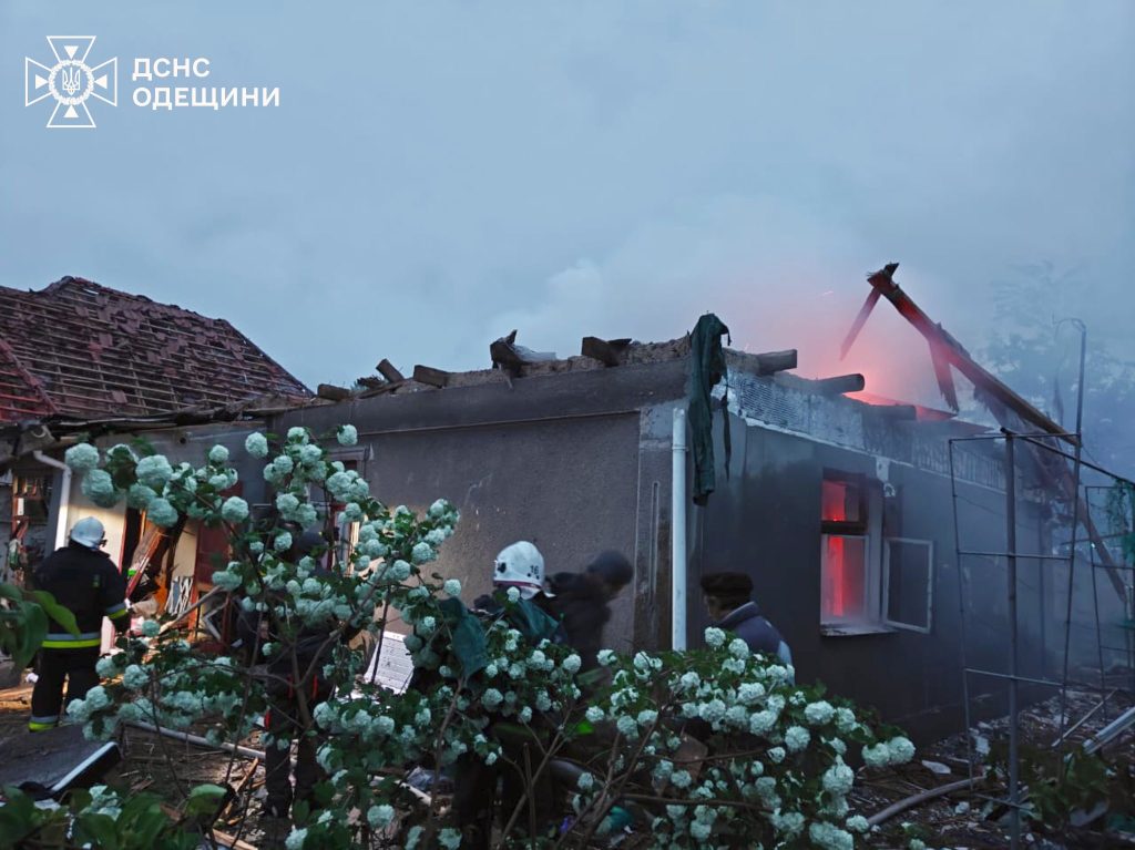 Росіяни завдали удару по Білгород-Дністровському на Одещині (ФОТО) 3 Ліквідація наслідків обстрілу у Білгород-Дністровському