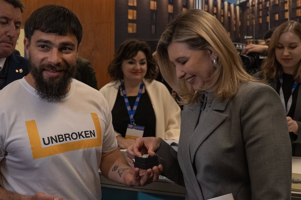 Зроблена із сенсом: UNBROKEN та Kochut створили прикрасу на підтримку воїнів 2 Ветеран та ментор «UNBROKEN» Володимир Рудковський передає прикрасу першій леді Олені Зеленській