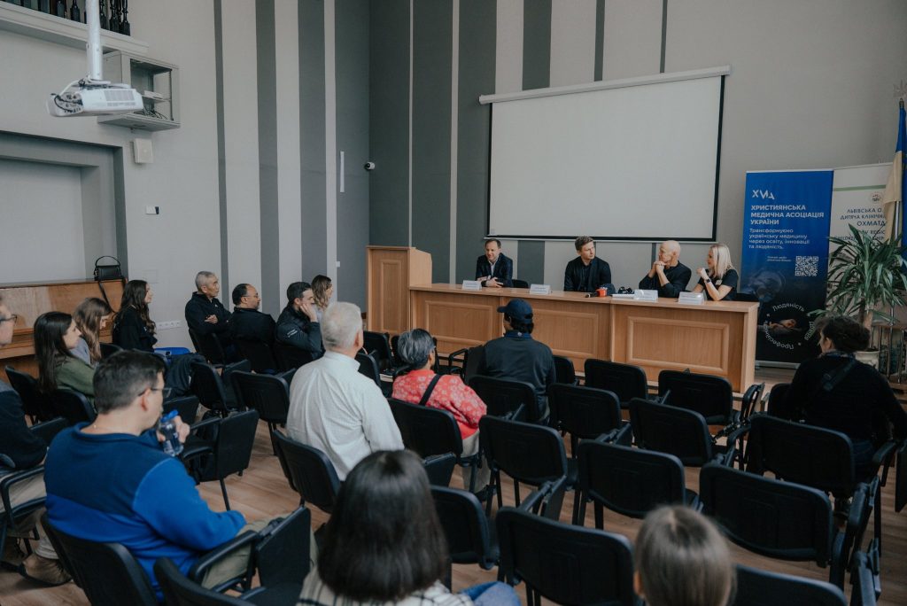 У Львові американські та українські хірурги прооперують постраждалих від війни дітей і дорослих 3 Представники «Reconstruction Mission» спілкуються з українськими колегами