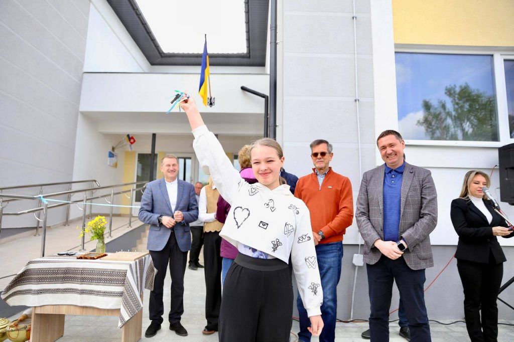 На Львівщині побудували швидкозбірний будинок для ВПО 1 Церемонія передання ключів від квартир