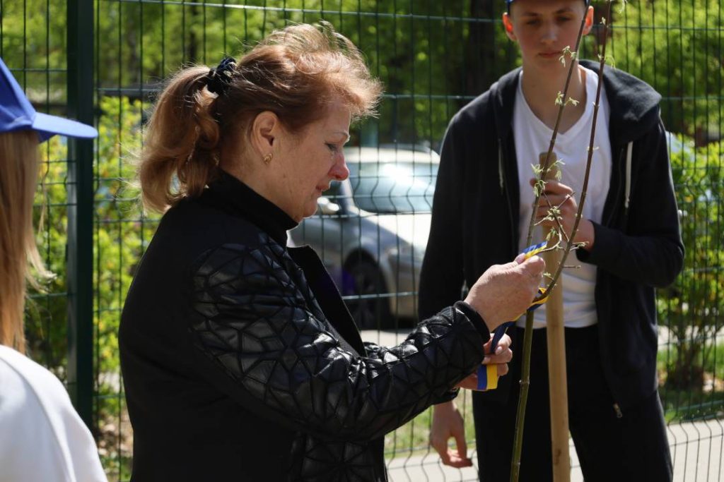 У ліцеї Чернігова висадили Алею пам’яті на честь загиблих учнів та випускників 2 Дерево на честь загиблого випускника ліцею 22