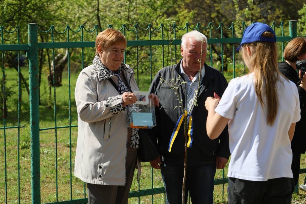 У ліцеї Чернігова висадили Алею пам’яті на честь загиблих учнів та випускників 3 Учні садили дерева разом з рідними загиблих
