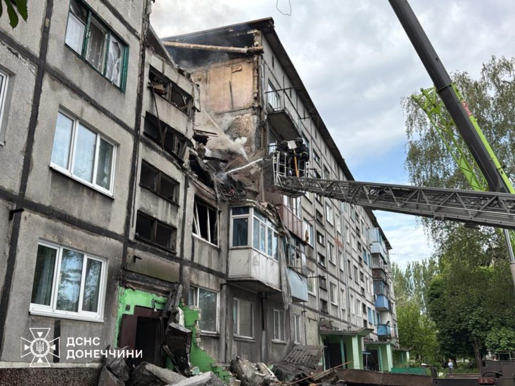 Російський дрон влучив у 5-поверхівку в Білозерському на Донеччині: під завалами можуть бути люди 1 ДСНС Білозерське пожежа