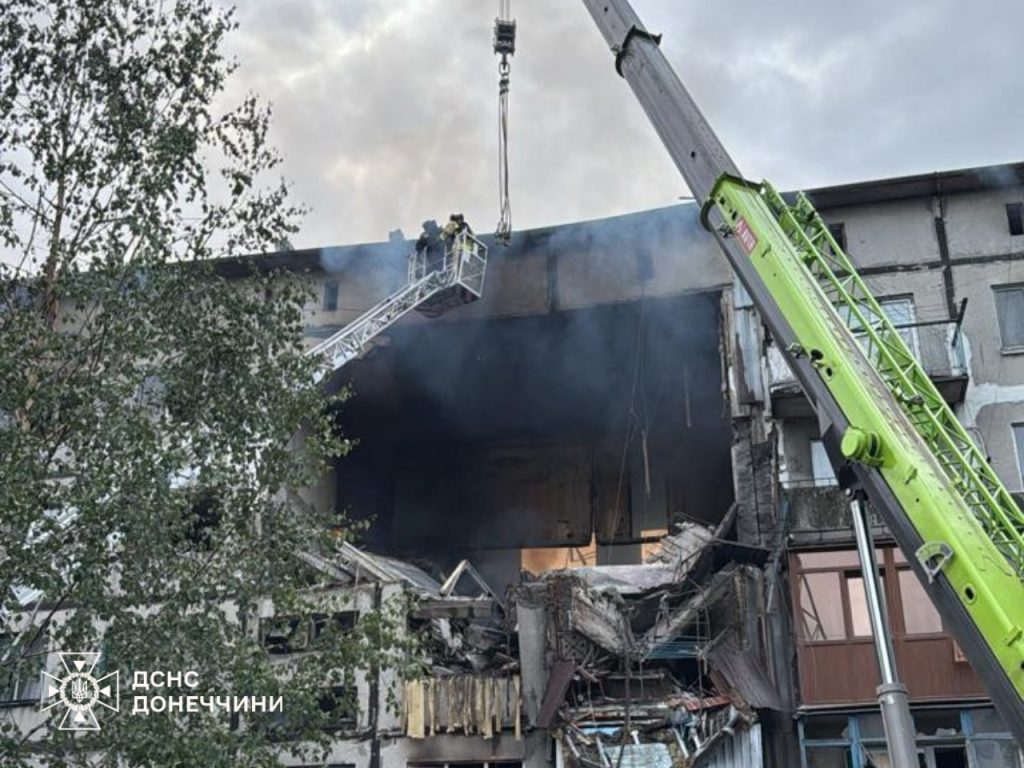 Російський дрон влучив у 5-поверхівку в Білозерському на Донеччині: під завалами можуть бути люди 3 Білозерське люди під завалами
