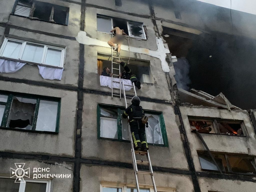Російський дрон влучив у 5-поверхівку в Білозерському на Донеччині: під завалами можуть бути люди 2 Порятунок людей Білозерське дрон
