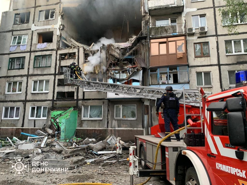 Російський дрон влучив у 5-поверхівку в Білозерському на Донеччині: під завалами можуть бути люди