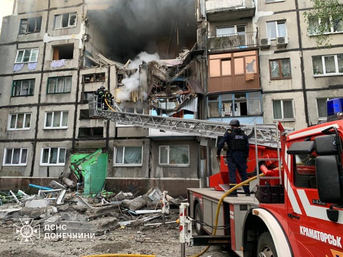 Російський дрон влучив у 5-поверхівку в Білозерському на Донеччині: під завалами можуть бути люди