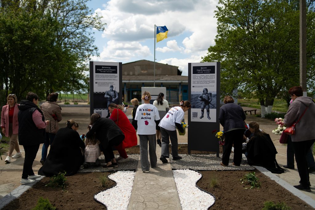 Від парків до кінотеатрів: як школярі з постраждалих громад беруть ініціативу у свої руки 1 Діти створили Алею пам’яті загиблим захисникам і оновили музей у своїй гімназії