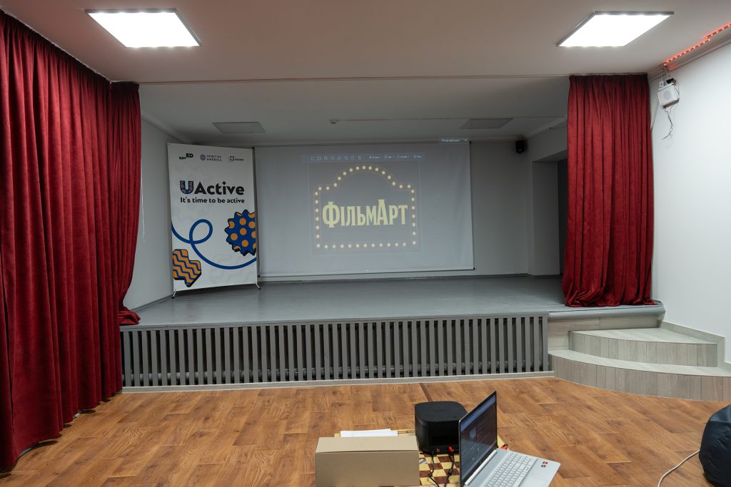 Від парків до кінотеатрів: як школярі з постраждалих громад беруть ініціативу у свої руки 2 Діти зробили власний кінозал і кіногурток «ФільмART»