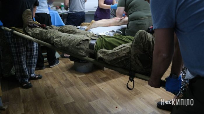 Фото зі стабпункту. Тут медики борються за життя
