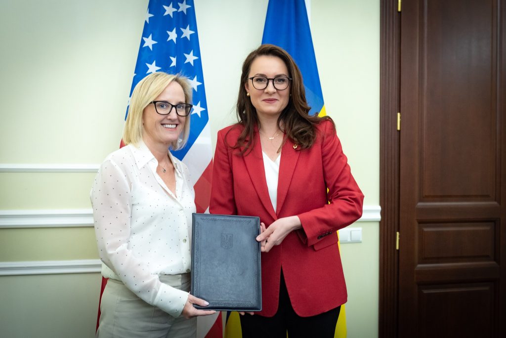 Інвестиційний фонд відбудови: за яких умов він стане історією успіху України 1 Джулі Девіс і Юлія Свириденко нота