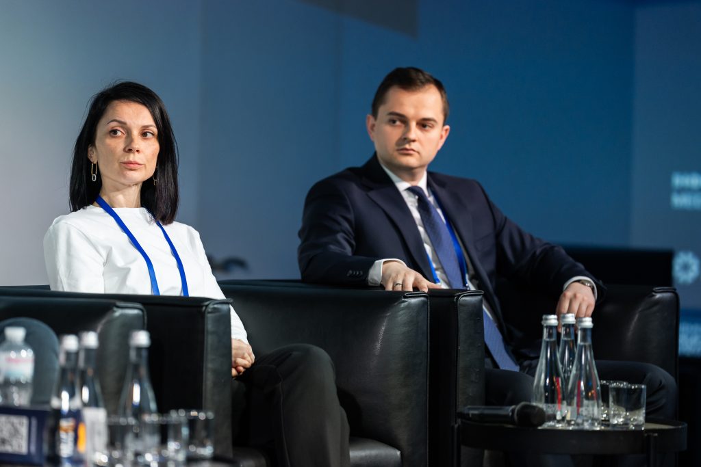 Зелене відновлення України: не просто політика, а вектор змін 5 Керівниця Української енергетичної ініціативи Клавдія Яцишина та виконавчий директор Асоціації вугільних громад України Андрій Табінський