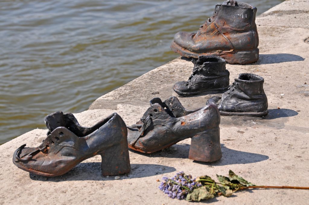 Як вшановувати відповідально 7 Пам'ятник жертвам Голокосту в Будапешті