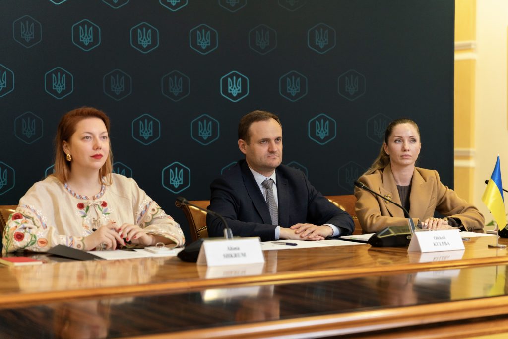Ще 1100 родин ВПО отримають житло: Україна підписала угоду на 50 млн євро 1 Підписання угоди з БРРЄ