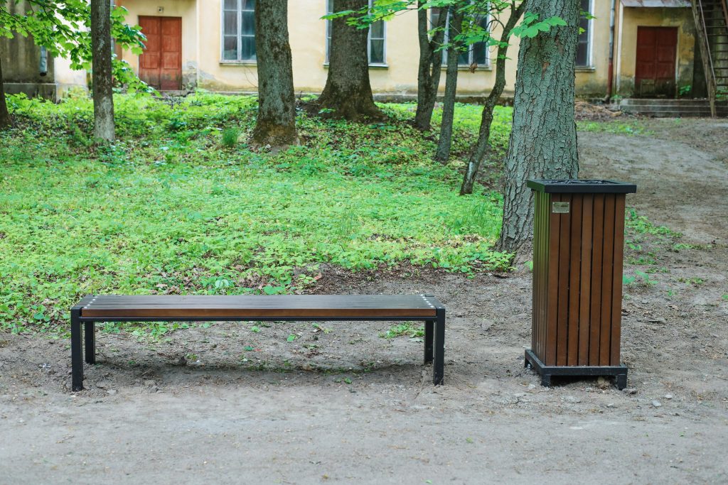 Від парків до кінотеатрів: як школярі з постраждалих громад беруть ініціативу у свої руки 10 Лави та смітники, які встановили у місцевому парку