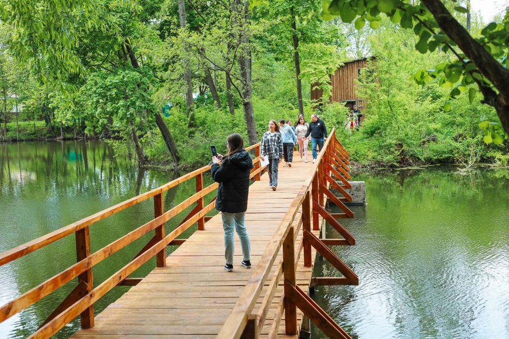 Від парків до кінотеатрів: як школярі з постраждалих громад беруть ініціативу у свої руки 11 За проєктом оновили міст через водойму