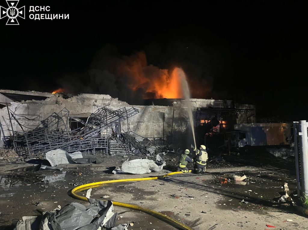 В Ізмаїлі ворог зруйнував депо і відділення «Нової пошти» (фото) 2 Ізмаїл пожежа атака БпЛА