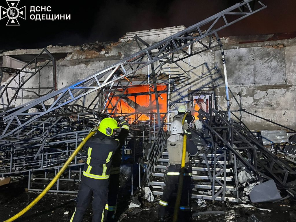 В Ізмаїлі ворог зруйнував депо і відділення «Нової пошти» (фото) 1 Ізмаїл Нова пошта обстріл