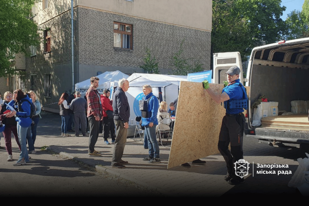 У Запоріжжі усувають наслідки нічної атаки (фото) 5 Запоріжжя ліквідація наслідків обстрілу 02.05.25