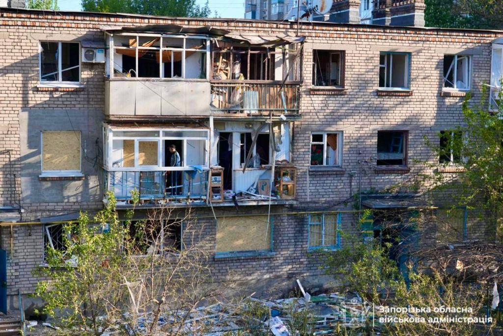 У Запоріжжі усувають наслідки нічної атаки (фото)