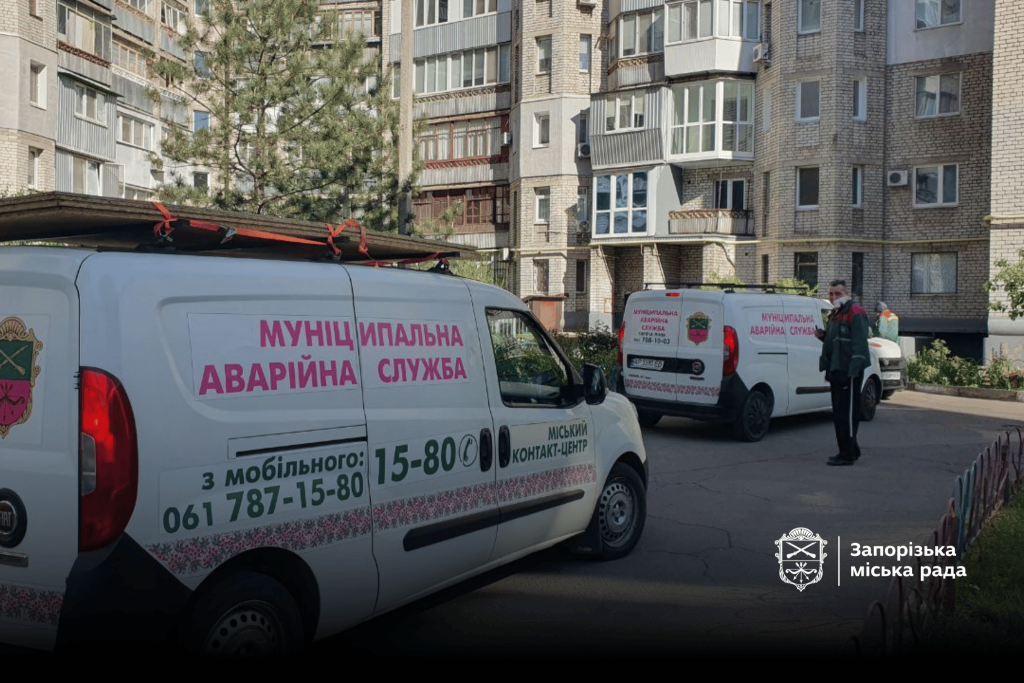У Запоріжжі усувають наслідки нічної атаки (фото) 4 mashyny municzypalnoyi avarijnoyi sluzhby 1 - Вікно Відновлення