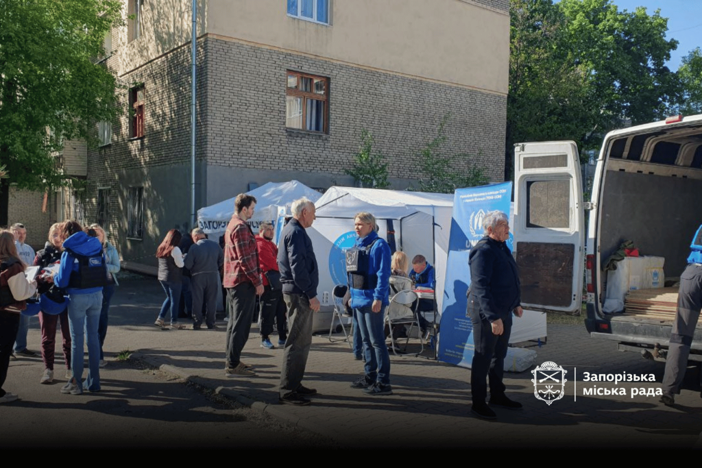 У Запоріжжі усувають наслідки нічної атаки (фото) 3 Намети міської ради і благодійних організацій