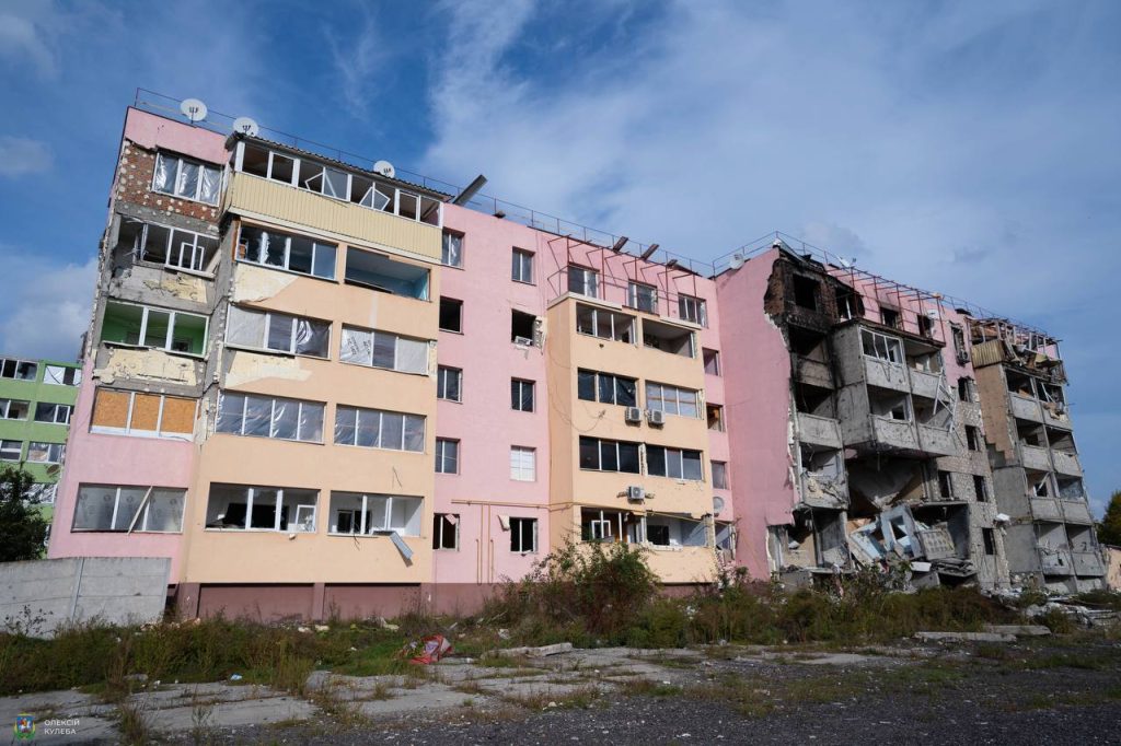 Відновлення Бузової на Київщині: як оновлюють школу та житлові будинки 6 Пошкоджений будинок на вул. Центральна, 17Є