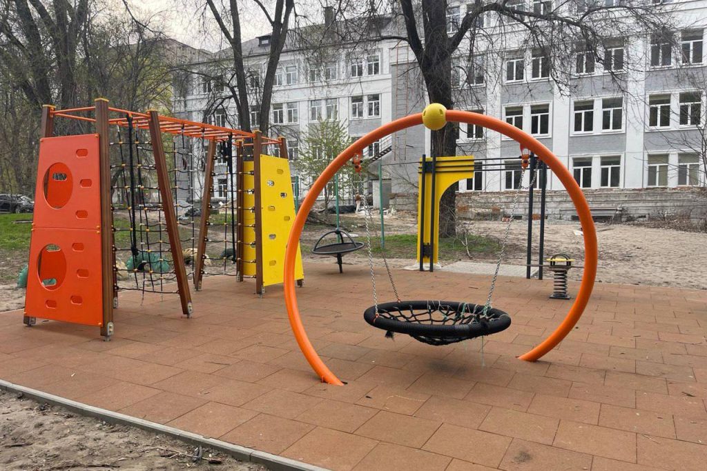 Переселенці з Маріуполя можуть отримати соціальне житло: що для цього потрібно 8 Біля гуртожитку облаштували дитячий майданчик