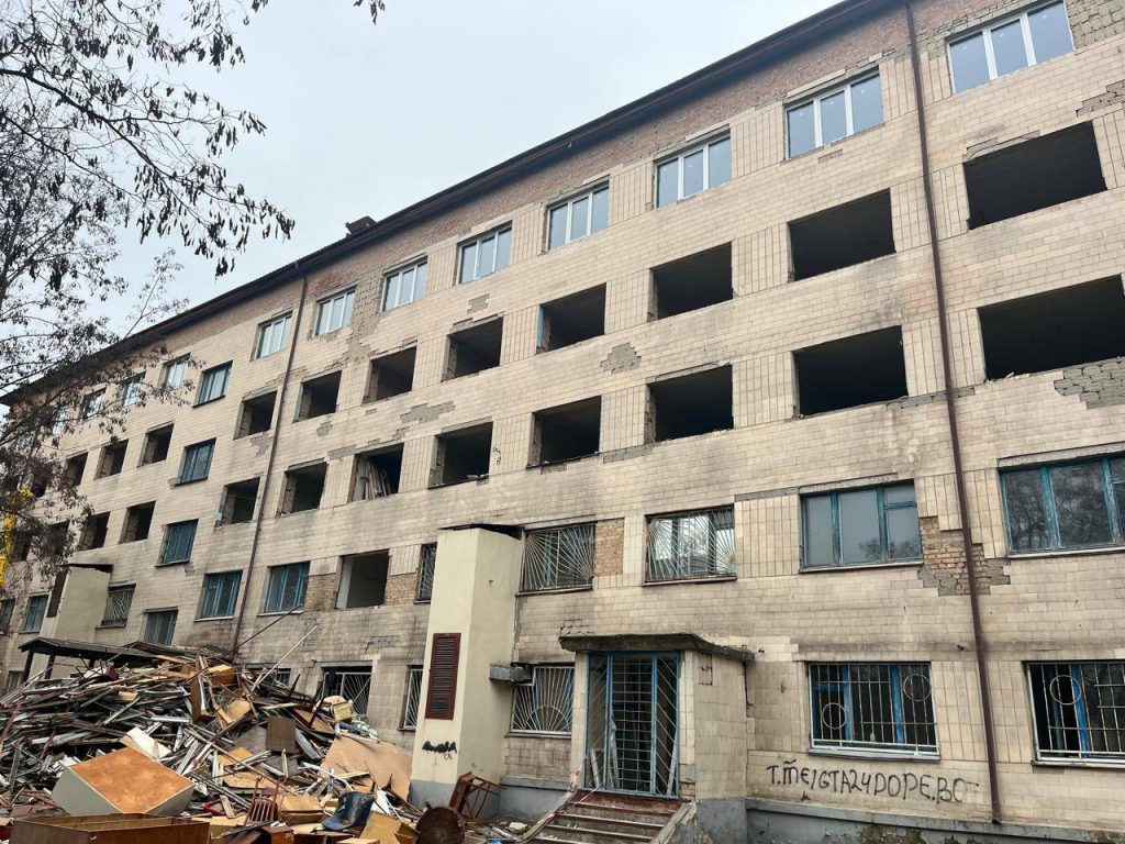 Переселенці з Маріуполя можуть отримати соціальне житло: що для цього потрібно 7 У будівлі замінюють вікна
