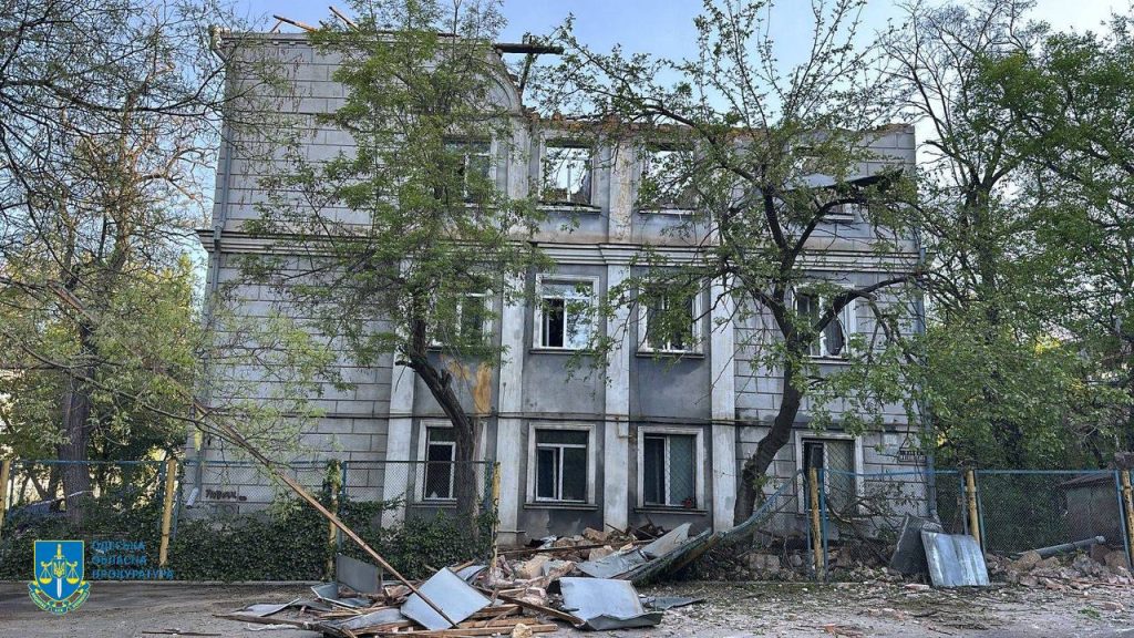 Потрощена через атаку будівля