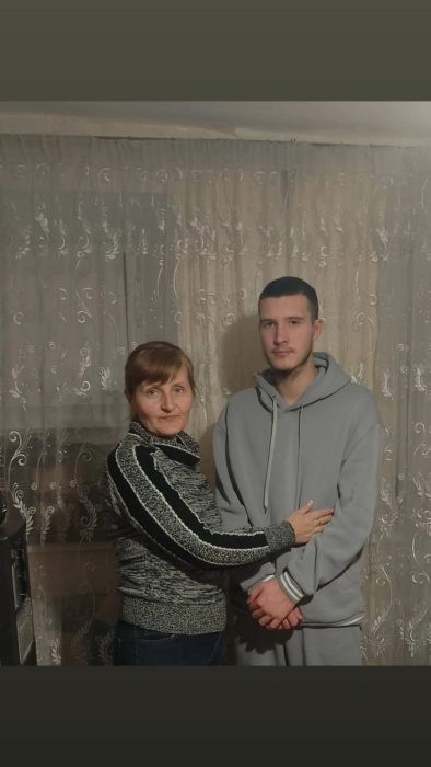 Мереживо незламності: історія волонтерки з Микільського, яка плете засоби захисту для фронту