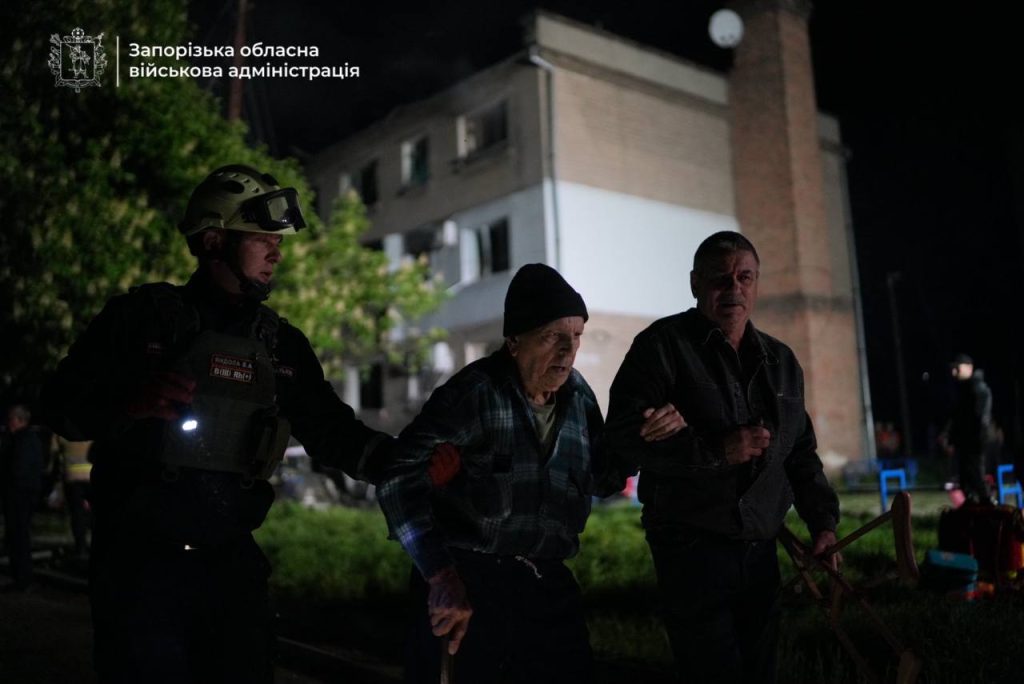 Росія завдала щонайменше 10 ударів БпЛА по Запоріжжю (ФОТО) 2 Місцеві чоловіки на місці удару