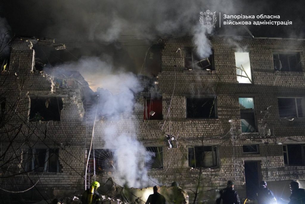 Росія завдала щонайменше 10 ударів БпЛА по Запоріжжю (ФОТО) 1 Пошкоджена багатоповерхівка у Запоріжжі